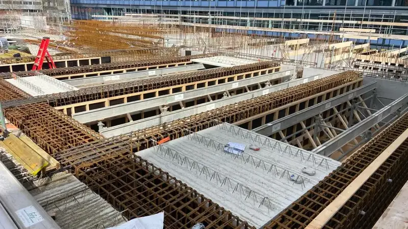Detail van bekisting en wapening voor de betonstort