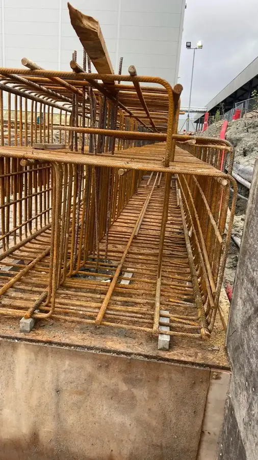 Gevlochten wapeningskooi voor een balk of ligger met diagonale staven in de uitgraving