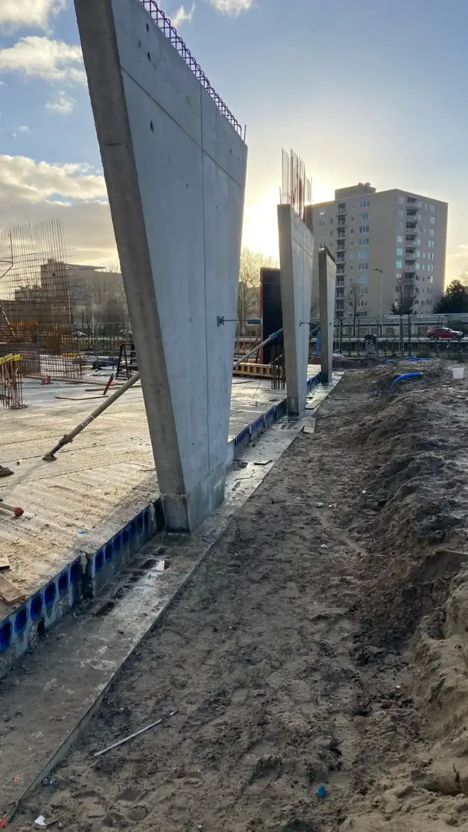 Gemonteerde prefab betonelementen in het ochtendlicht op de bouwplaats